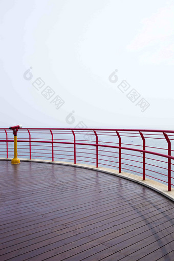 灯塔台铁栏杆护墙红色望远镜场景图