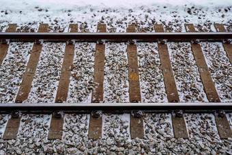铁路跟踪雪冬天