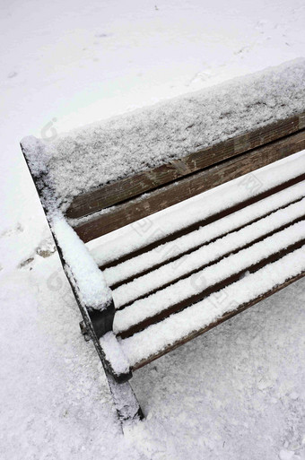 板凳上椅子雪冷