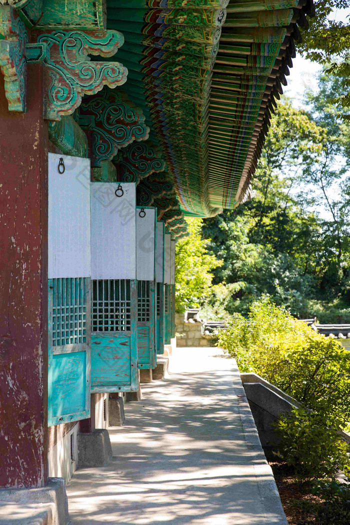 屋檐走廊蓝色雕刻屋檐门场景摄影图