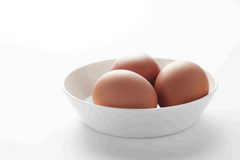 白色瓷碗里的<strong>鸡蛋</strong>特写摄影图
