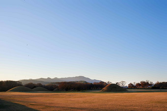秋季平原山丘风景摄影图