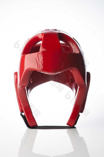 头盔红色的跆拳道护具正面静物摄影图