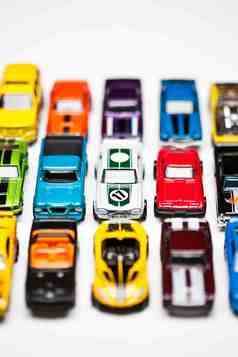 排列整齐的各种汽车模型摄影图