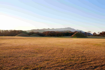 平原山地金黄色风景摄影图