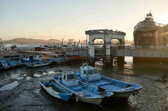 码头渔船停靠背光摄影图