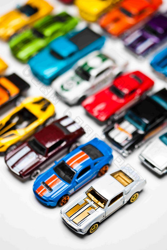 排列的各种汽车模型玩具摄影图