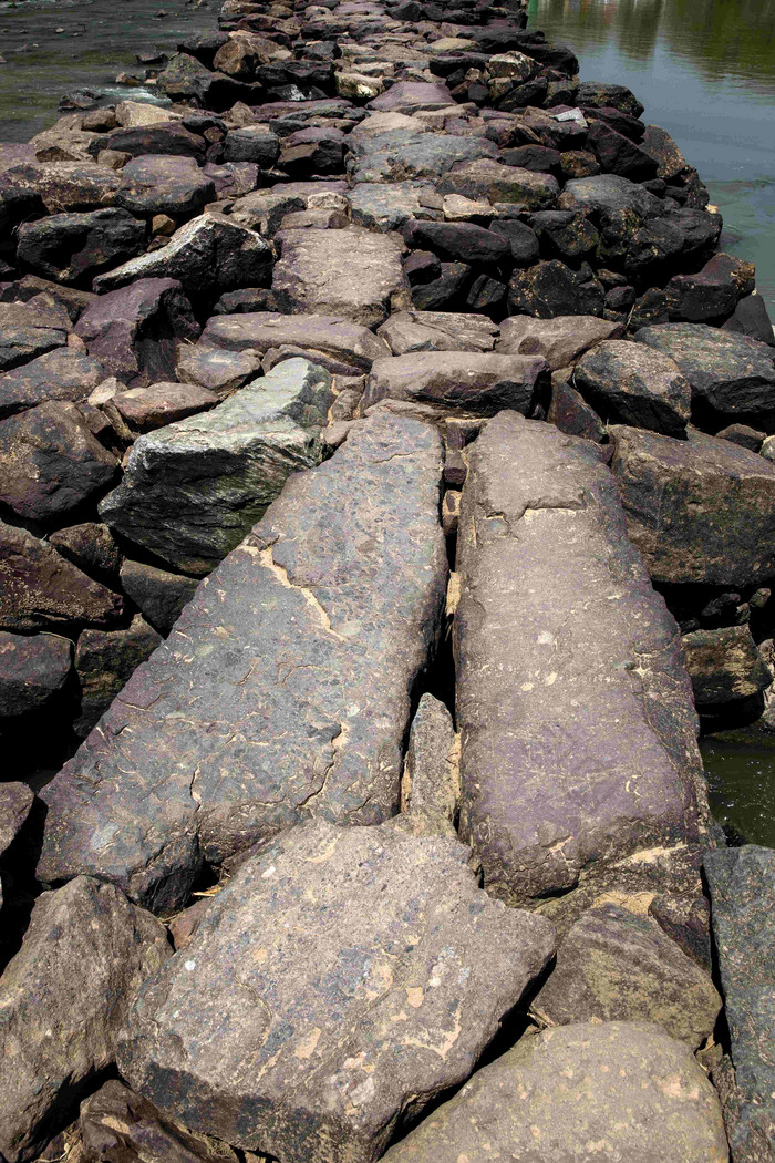 石头石块堆积的桥路面近景特写