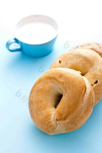 早餐百吉饼面包牛奶场景摄影图
