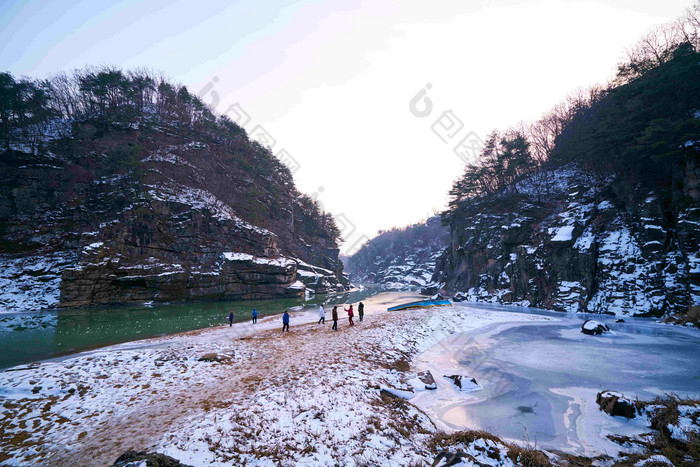 冬季旅游户外雪景游玩图