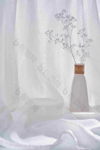 花瓶<strong>植物干花</strong>白色窗帘布背景