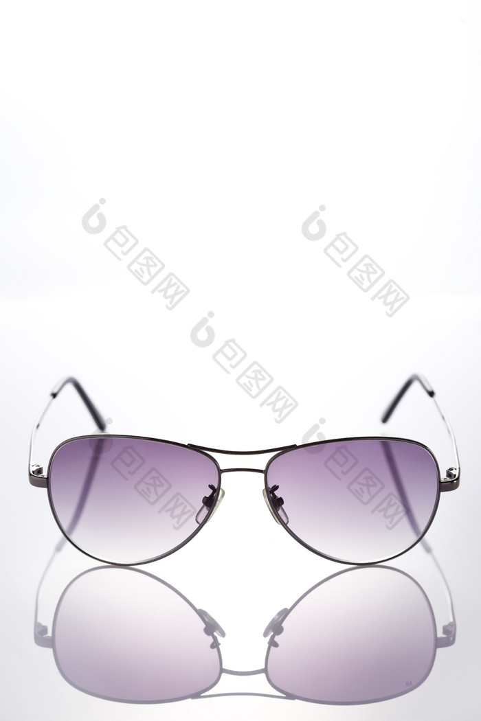 紫色反光太阳镜倒影广告素材摄影图