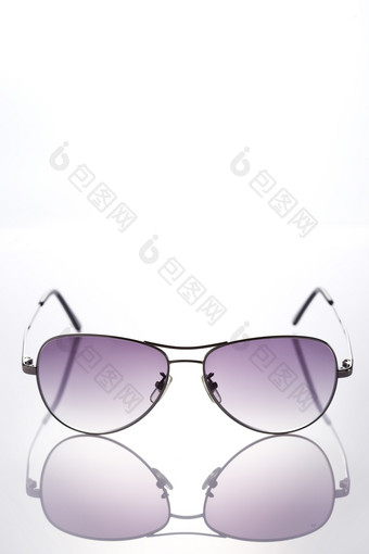 紫色反光太阳镜倒影广告素材摄影图