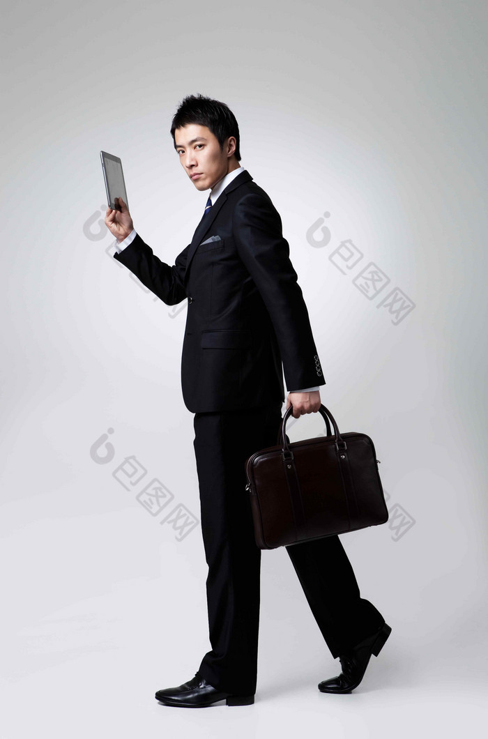 手持平板公文包的正装男人销售人员摄影图