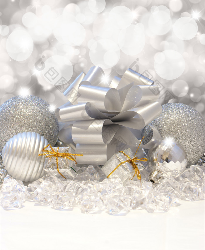 银色圣诞球和丝带装饰品