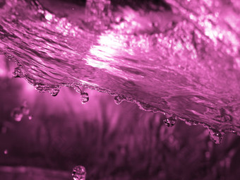 飞溅的紫色水花摄影图