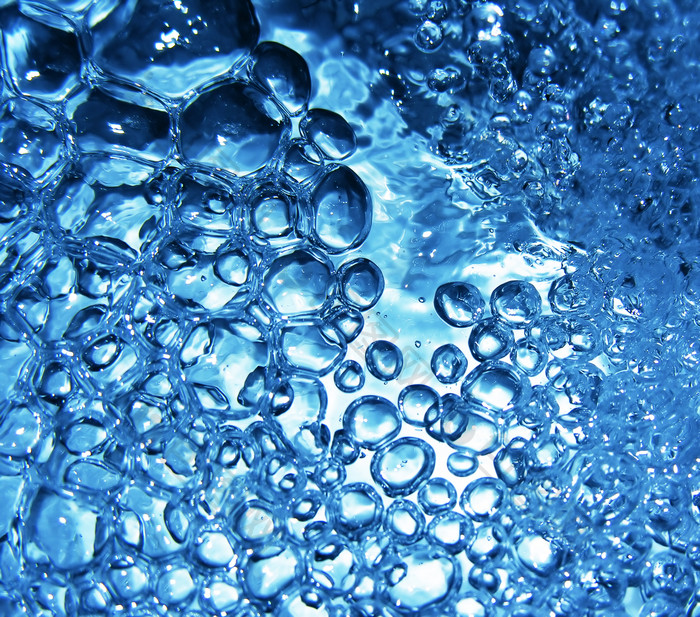 水中的蓝色水泡摄影图