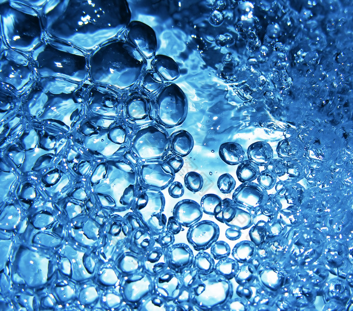 水中的蓝色水泡摄影图