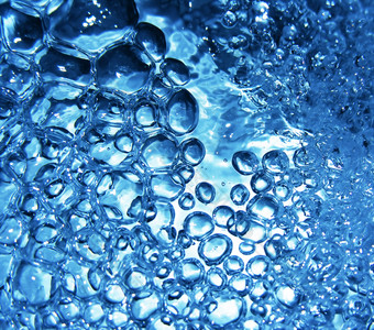 水中的<strong>蓝色水泡</strong>摄影图