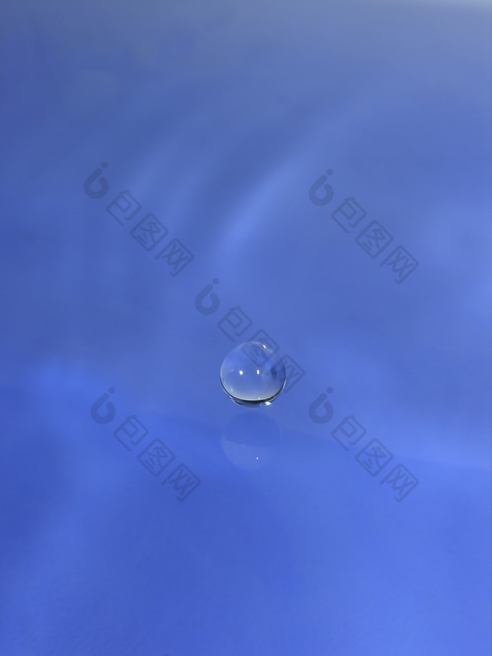 蓝色透明水珠摄影图