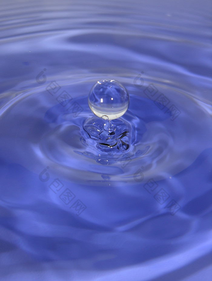蓝色水面上的水珠摄影图