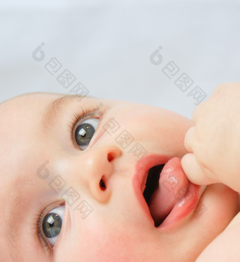 吃<strong>手</strong>的可爱小婴儿摄影图