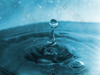 水滴溅起的水珠摄影图