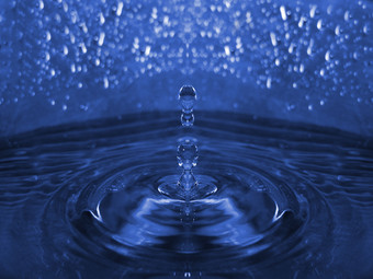 滴下的水滴水花摄影图