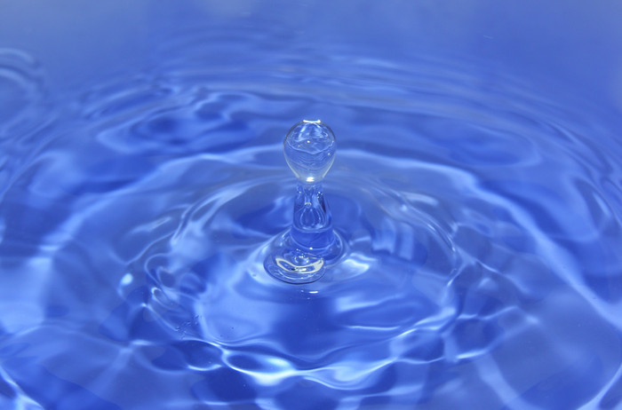蓝色水面涟漪水滴