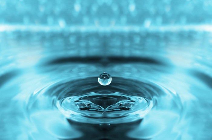 蓝色水面水滴涟漪摄影图