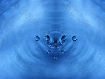 蓝色水面水滴水花
