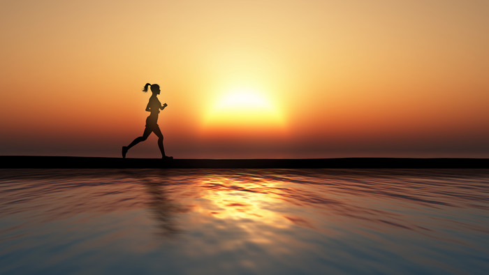女慢跑对一个日落海洋