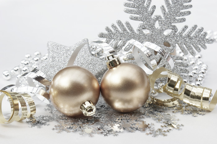 银色圣诞球和雪花摄影图