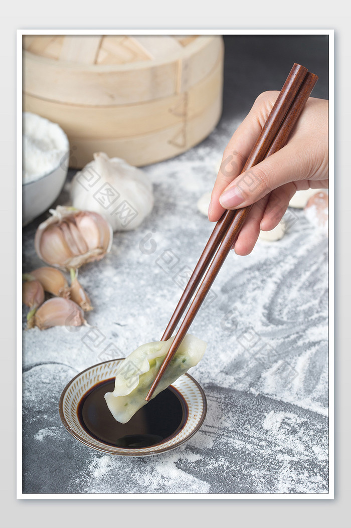 竖版冬至饺子用筷子夹起饺子图片-包图网