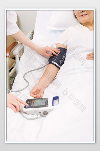 护士帮老年患者测量血压图片