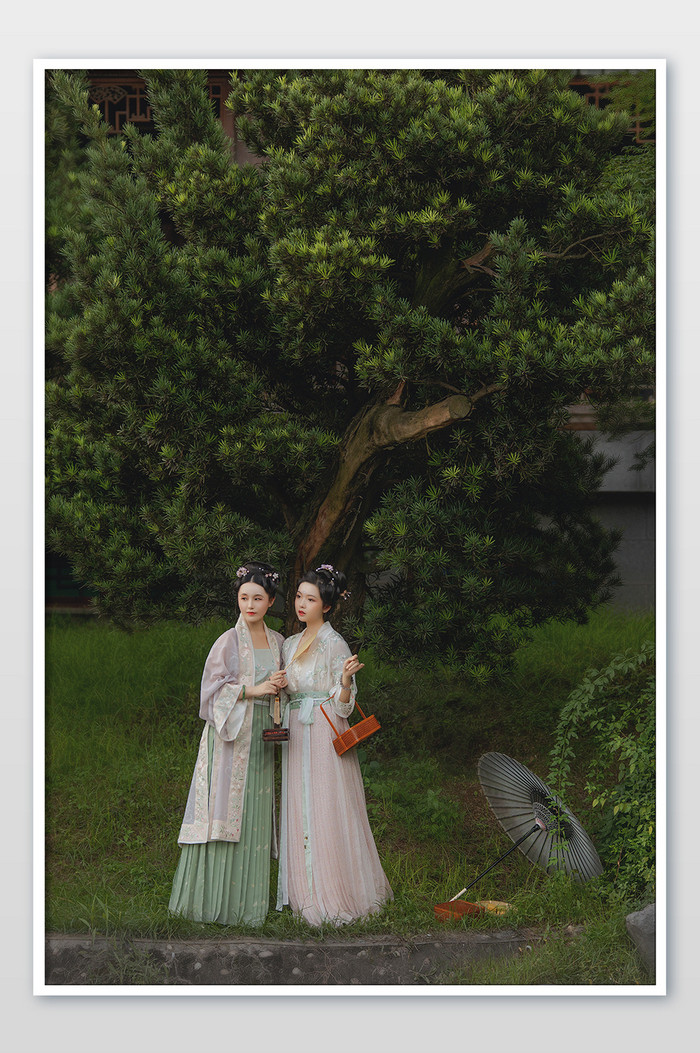 古装姐妹游园树木摄影图图片图片