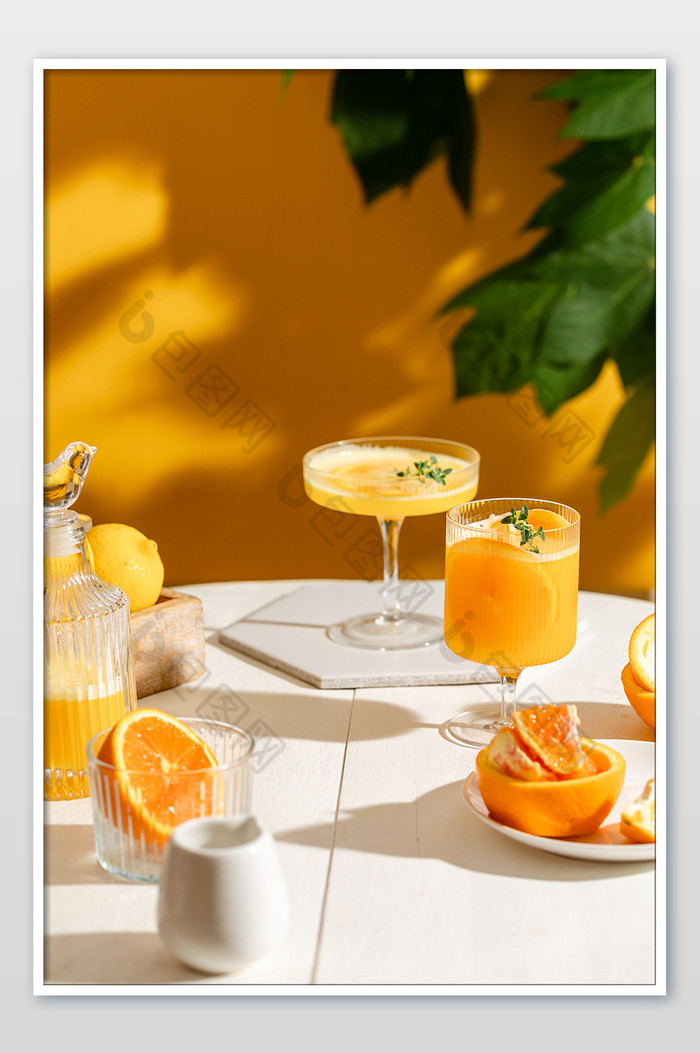 黄色背景前的橙子汁图片图片
