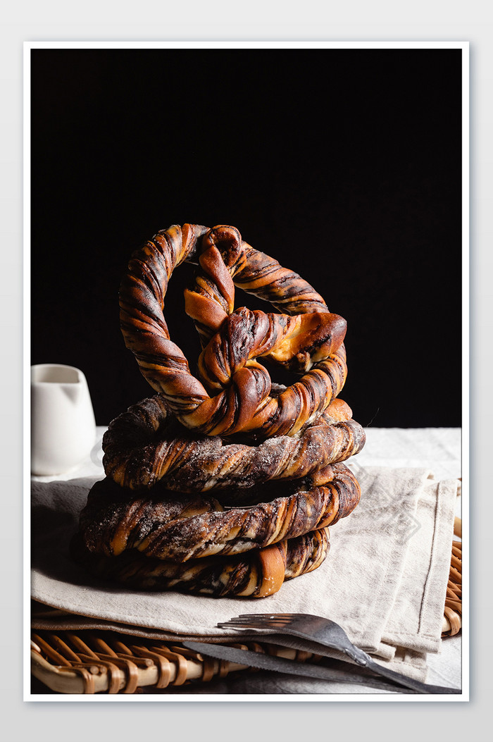 餐巾上面的巧克力纽结面包