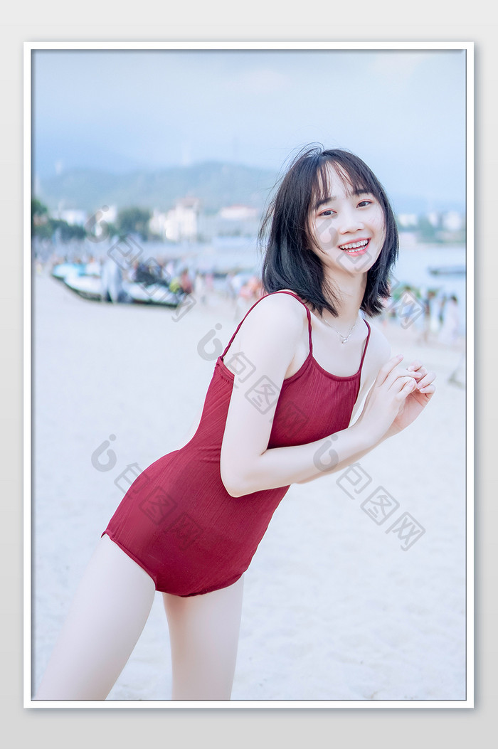 海边拍写真的比基尼美女