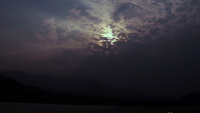 美丽壮阔自然云层实拍视频光影湖泊日落延时