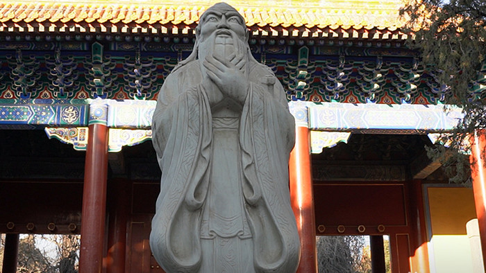 北京孔庙博物馆孔子雕像和古风建筑