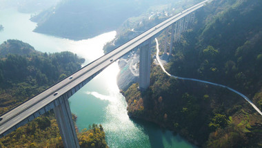 4K航拍中国西部山区高速公路汽车行驶