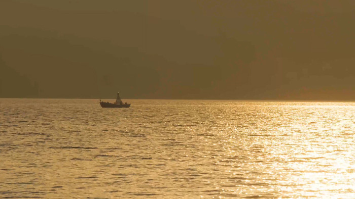 4K实拍唯美夕阳余晖下的长江江水道标船