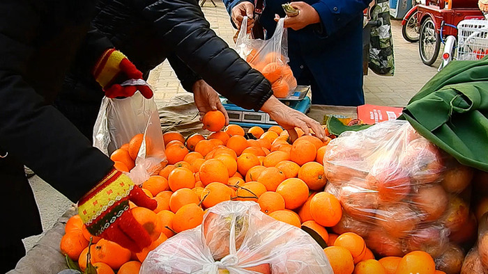 中国传统街头特色集市上的鲜橙子