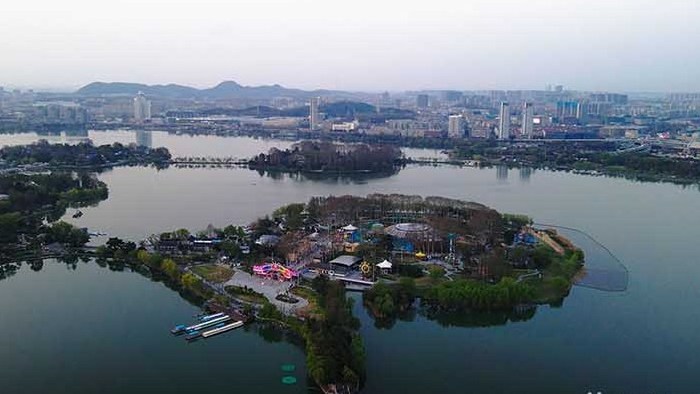 4K航拍玄武湖景区自然美景南京旅游