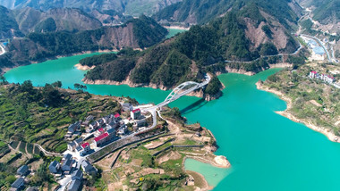 航拍浙江山区峡谷中蔚蓝的湖水