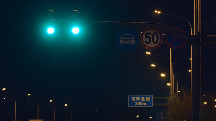 实拍城市夜晚红绿灯信号指示灯视频素材