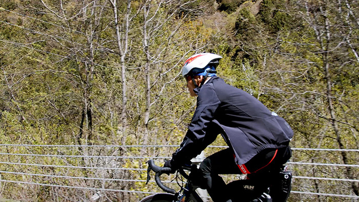 4K实拍森林骑自行车的运动员