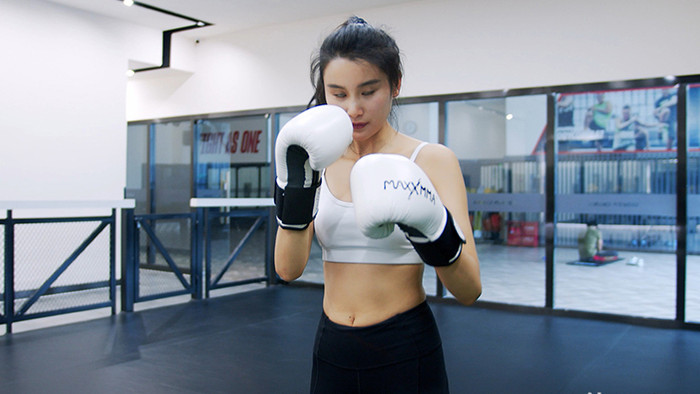 4K实拍拳击女子训练打拳视频素材