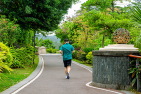 运动健康男士跑步背影